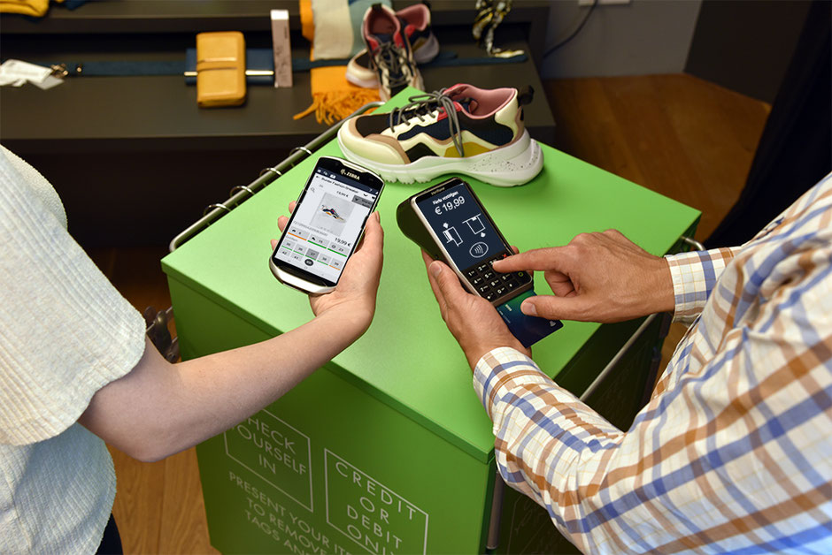 Mobile Checkout Vorgang mit InStore Assistant und mobilem Zahlungsterminal