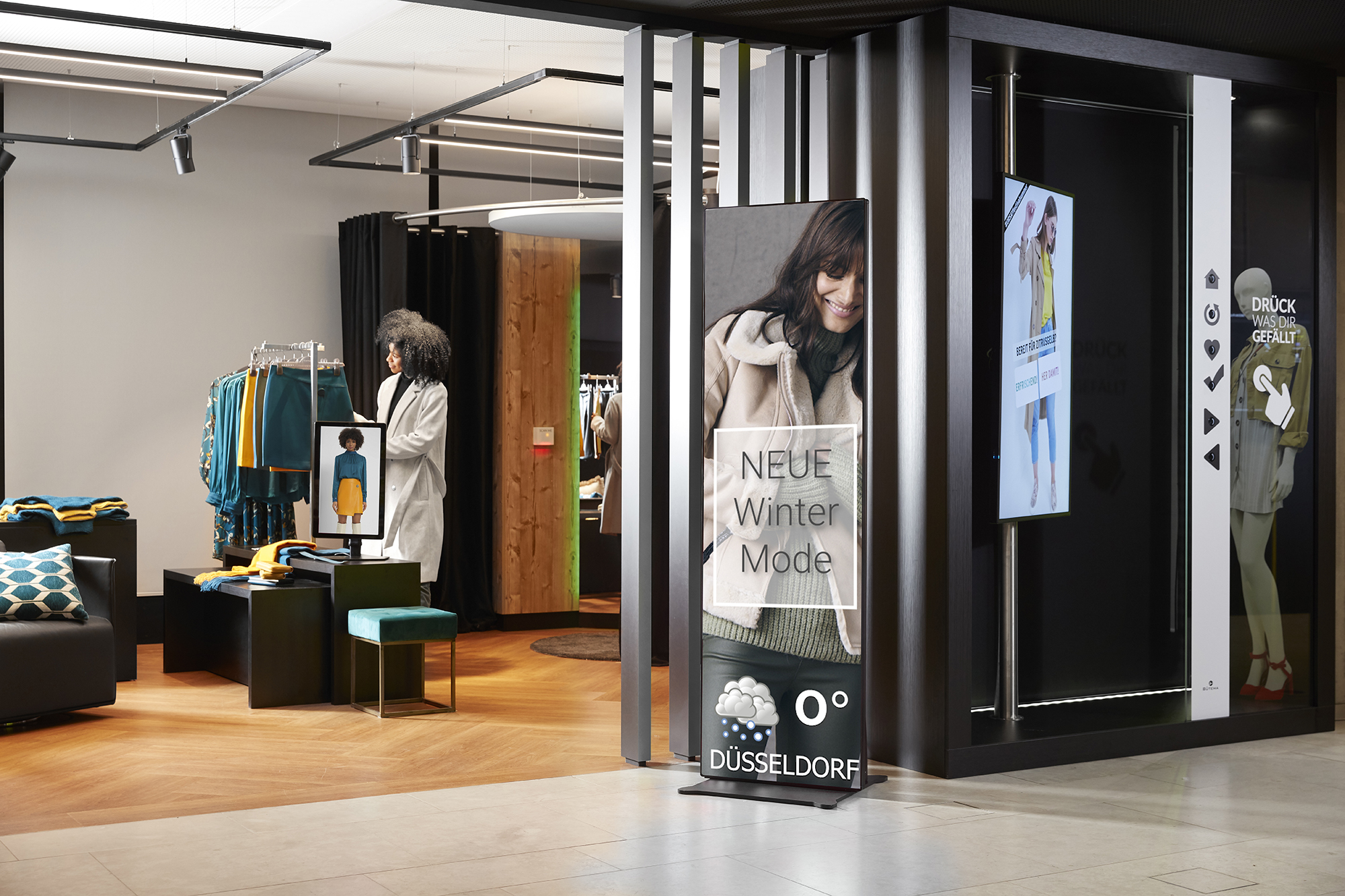 LED Poster im Portrait-Format vor Store-Eingang mit wetterabhängigen Digitial Signage Ausspielung